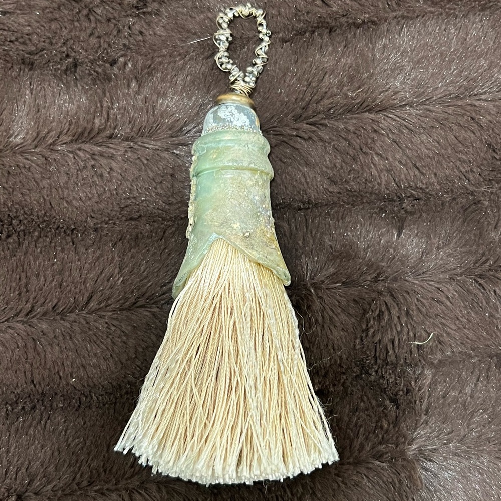 Pendant made of sea foam green glass